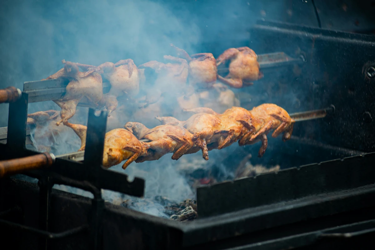 Poulet entier doré au feu de bois - méchoui Québec