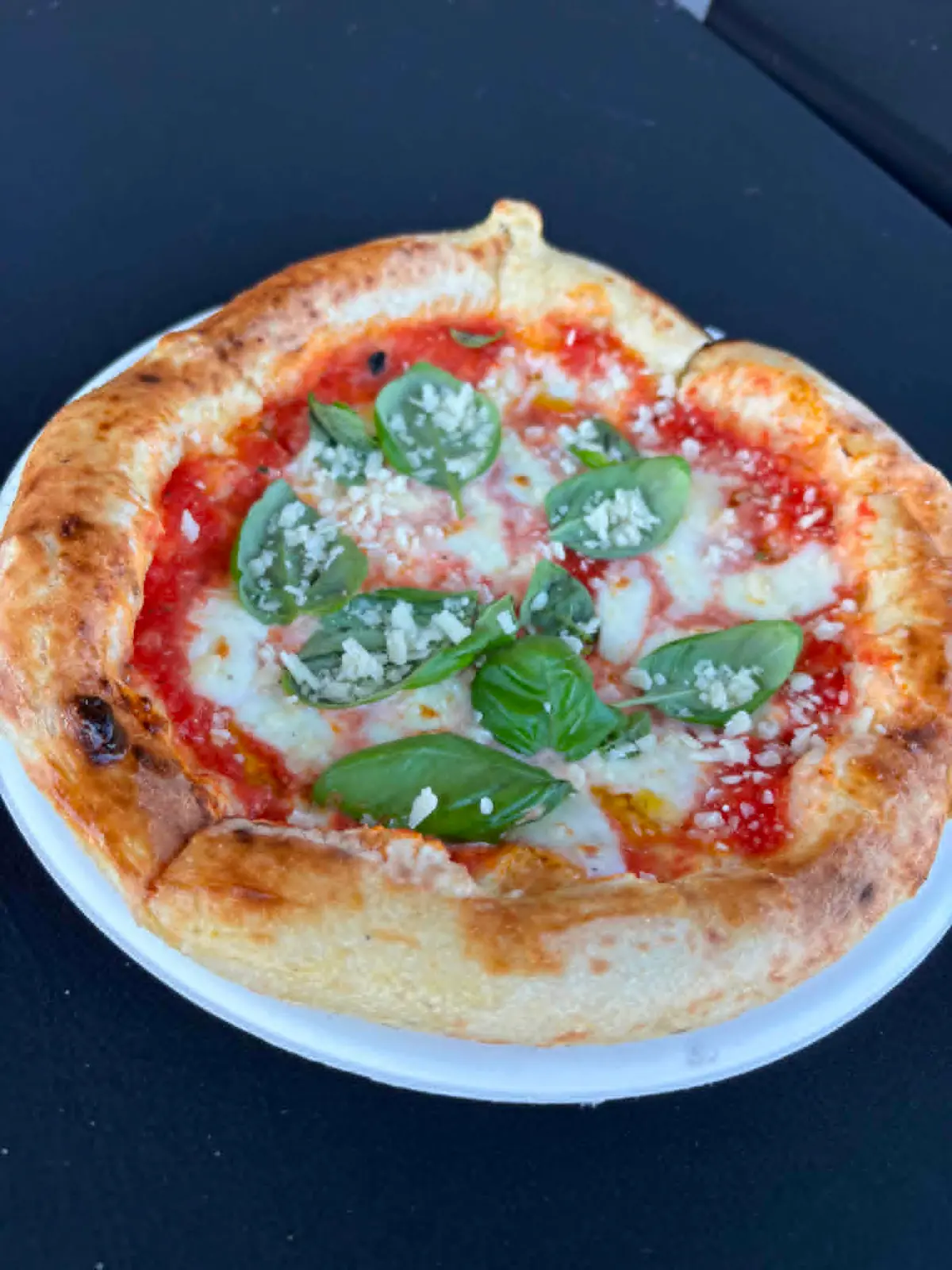 Pizza margherita artisanale au four à bois - traiteur Québec